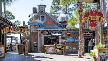 19 restaurants, breakfast, lunch, dinner served; American cuisine