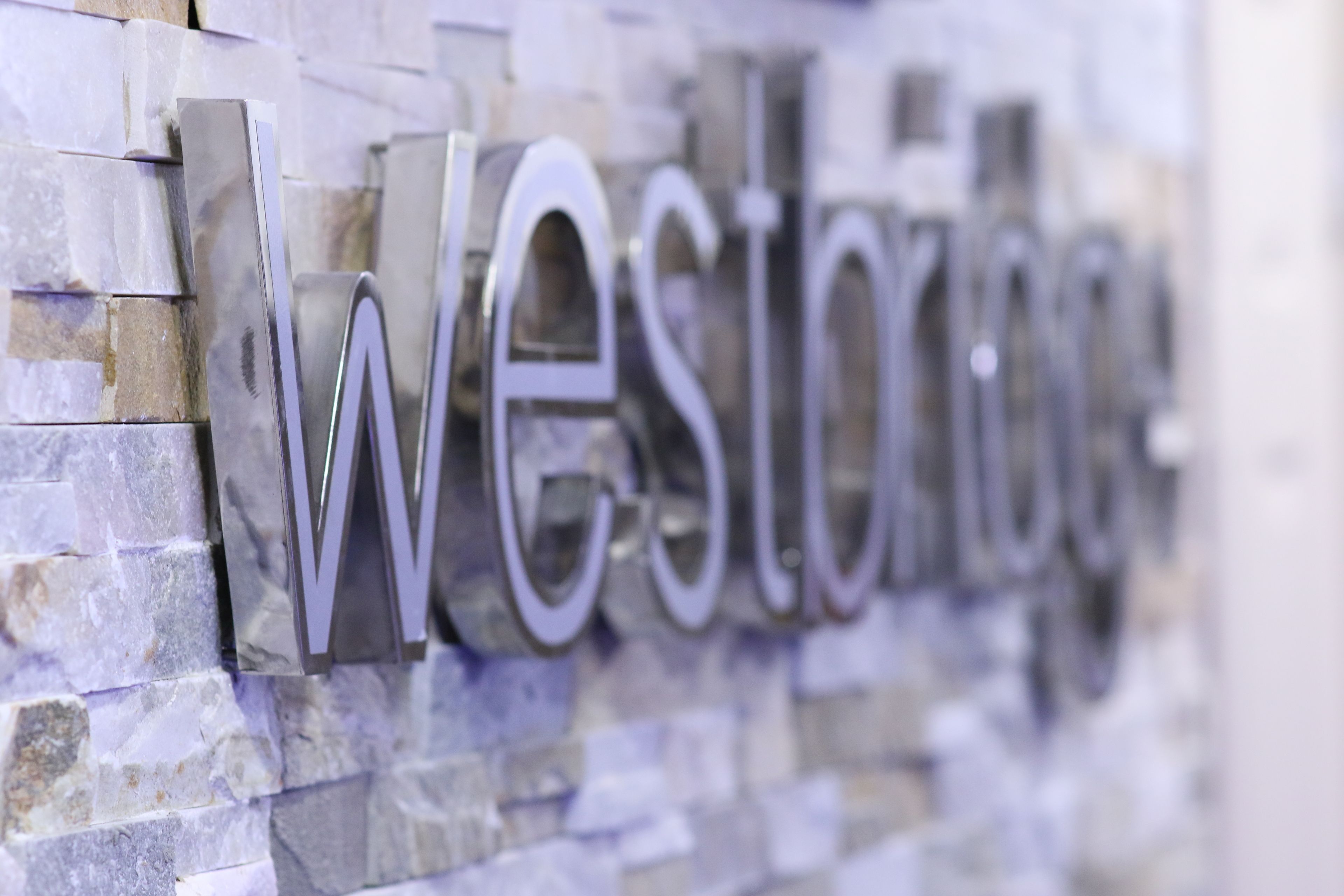Un mur sur lequel est inscrit le mot « Westminster » en grandes lettres métalliques.