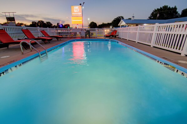 Una piscina al aire libre