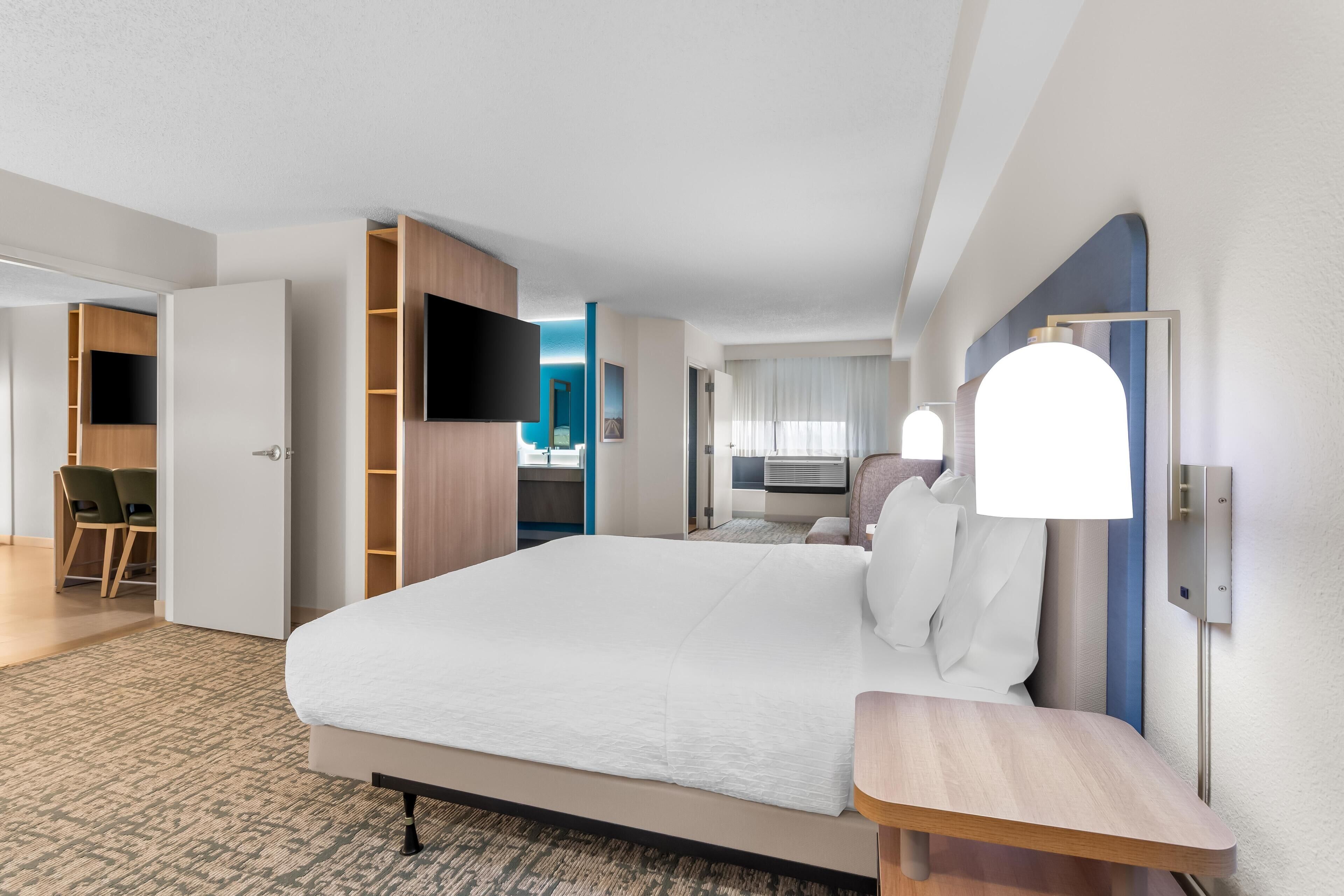 Suite, 1 kingsize-seng, tilgjengelighetstilpasset, badekar (Washer & Dryer) | Sengetøy av topp kvalitet, skrivebord og skrivebord for bærbar PC