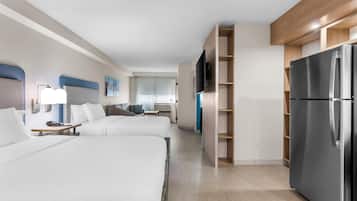 Suíte, 2 camas Queen, acessível (Hearing & Roll-In Shower) | Roupas de cama premium, escrivaninha, espaço de trabalho para notebook