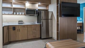 Fridge, microwave, stovetop, dishwasher