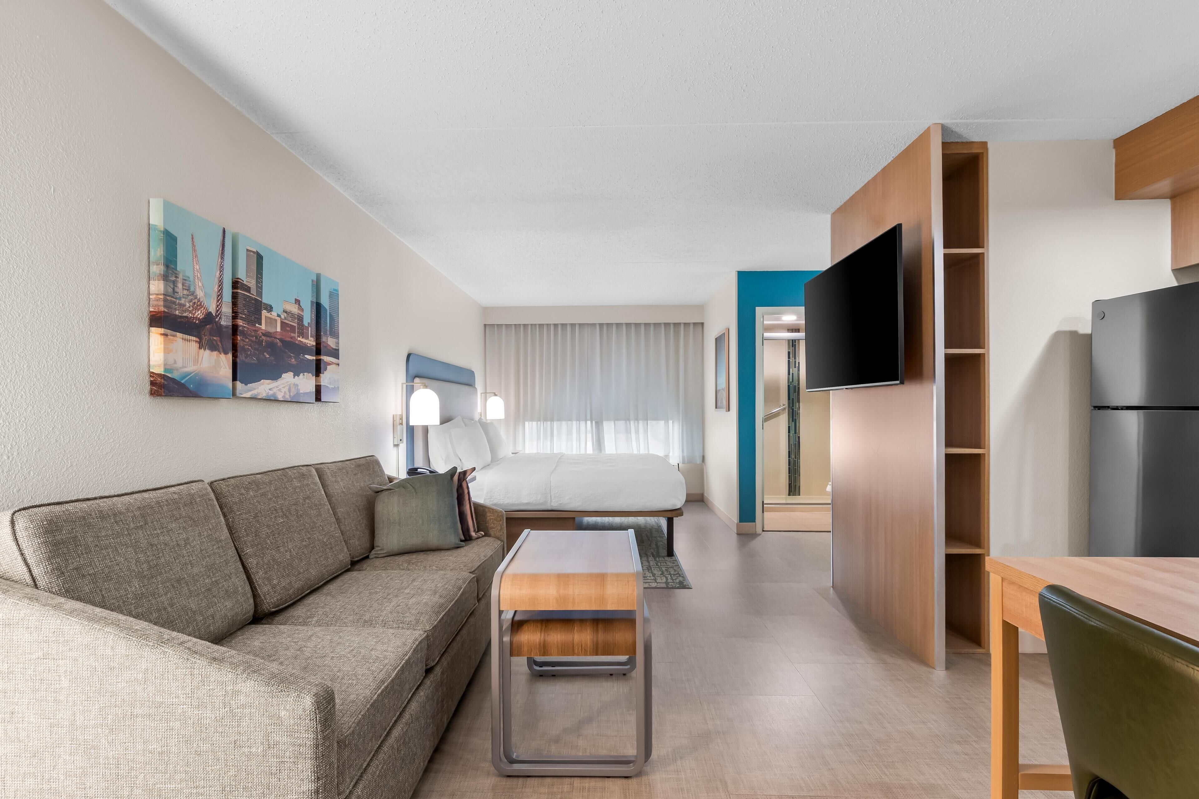 Suite, 1 kingsize-seng, kjøkken | Oppholdsområde | En 50-tommers Flatskjerm-TV med kabel-kanaler samt TV og Netflix