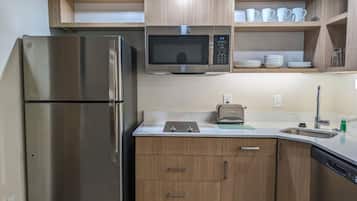 Réfrigérateur, four à micro-ondes, surface de cuisson, lave-vaisselle