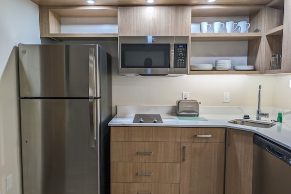 Réfrigérateur, four à micro-ondes, surface de cuisson, lave-vaisselle