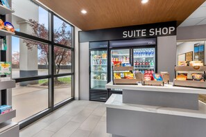 Una tienda de suites con un expositor refrigerado y una variedad de aperitivos.