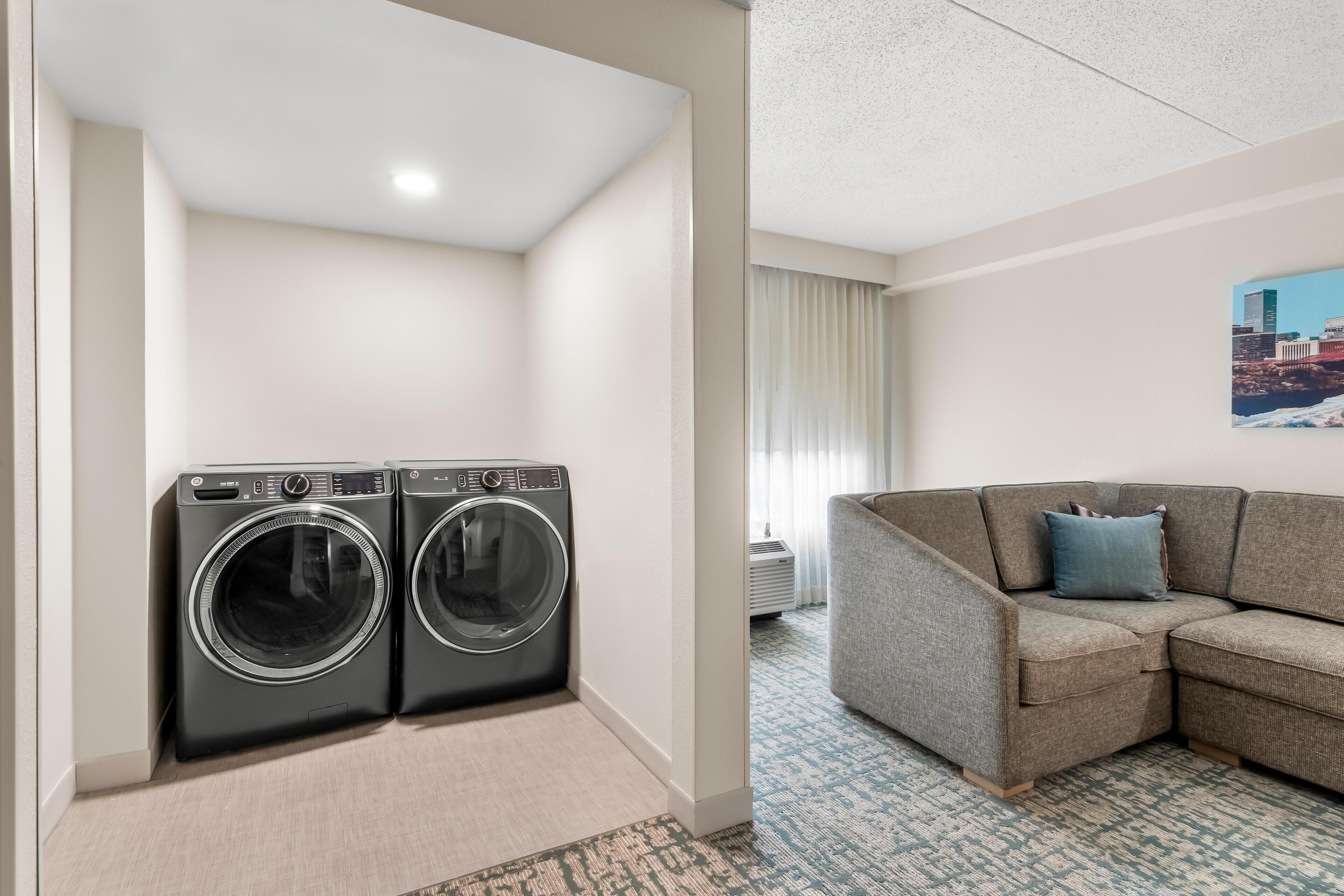 Suite, 2 queensize-senger, tilgjengelighetstilpasset, badekar (Accessible Bathtub) | Oppholdsområde | En 50-tommers Flatskjerm-TV med kabel-kanaler samt TV og Netflix