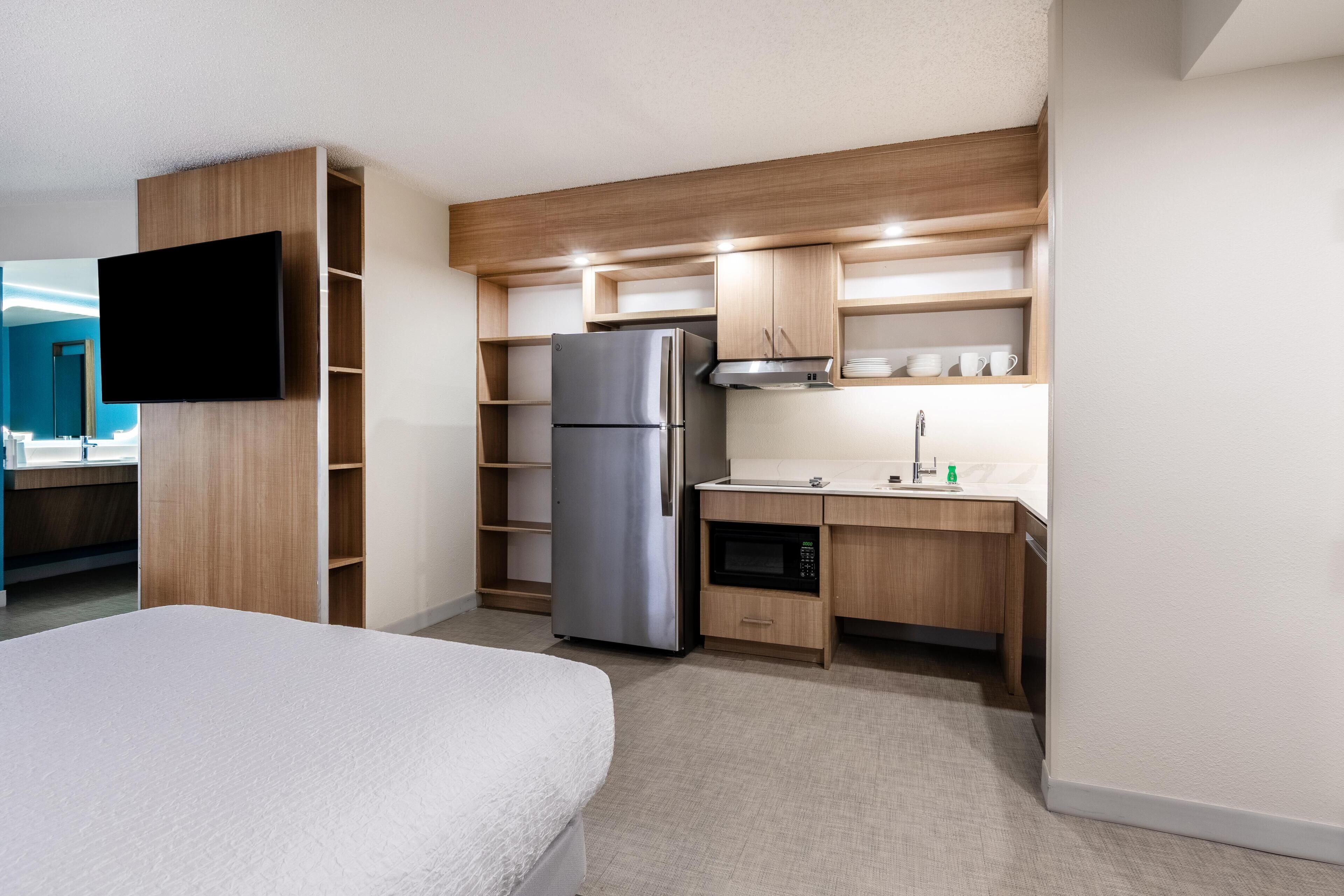 Suite, 2 queensize-senger, tilgjengelighetstilpasset (Hearing & Roll-In Shower) | Sengetøy av topp kvalitet, skrivebord og skrivebord for bærbar PC