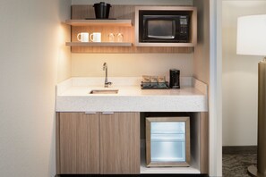 Mini-fridge, microwave, coffee/tea maker - SpringHill Suites Dallas Downtown / West End (Dallas)