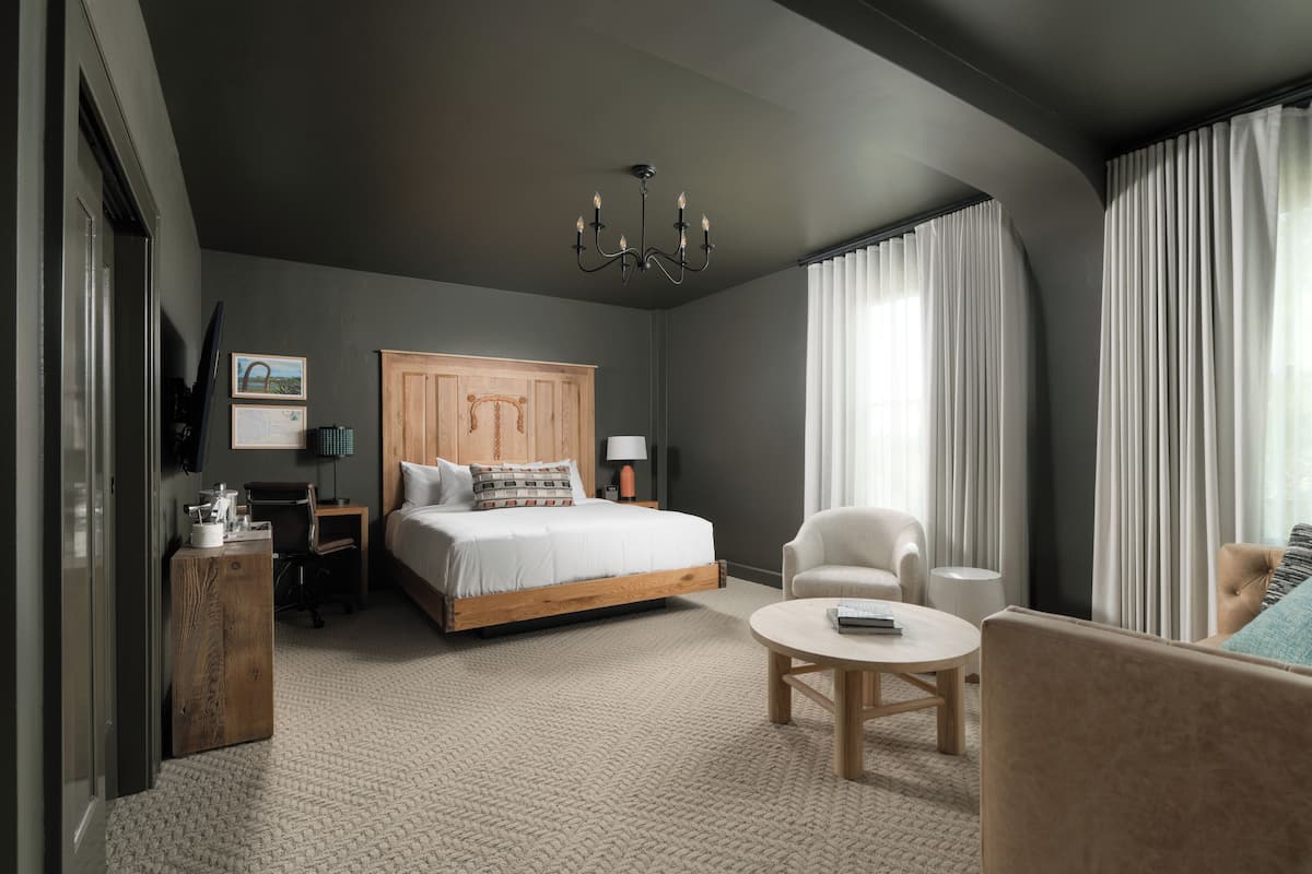 King Suite | Premium bedding, pillowtop beds, in-room safe, desk