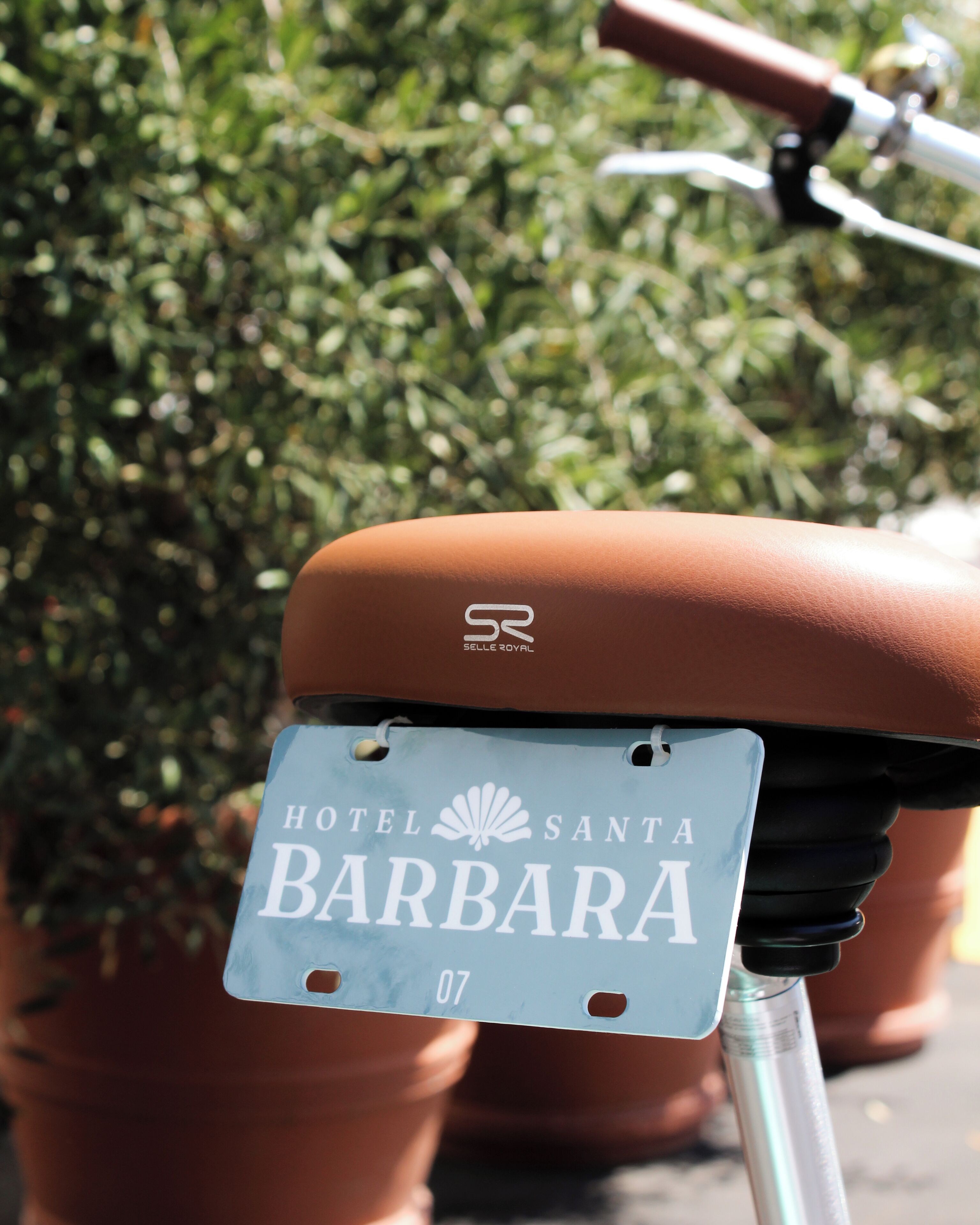 En närbild på en motorcykel med ett registreringsnummer som visar texten ”Hotel Santa Barbara”.