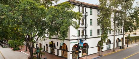Un edificio blanco con ventanas de arco y un cartel que dice 'Hotel Santa Barbara'.