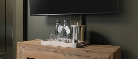 Una consola de madera con un televisor de pantalla plana montado encima.