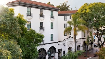 Vista frontal de la propiedad