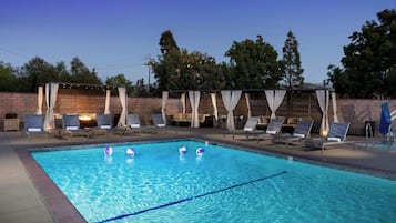 Una piscina al aire libre, camas de piscina gratis