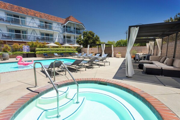 Alberca al aire libre y camas balinesas gratuitas 