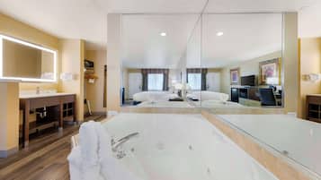 Standard Room, 1 King Bed, Non Smoking, Hot Tub | Pillowtop beds, in-room safe, desk, laptop workspace