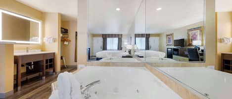 Standard Room, 1 King Bed, Non Smoking, Hot Tub | Pillowtop beds, in-room safe, desk, laptop workspace