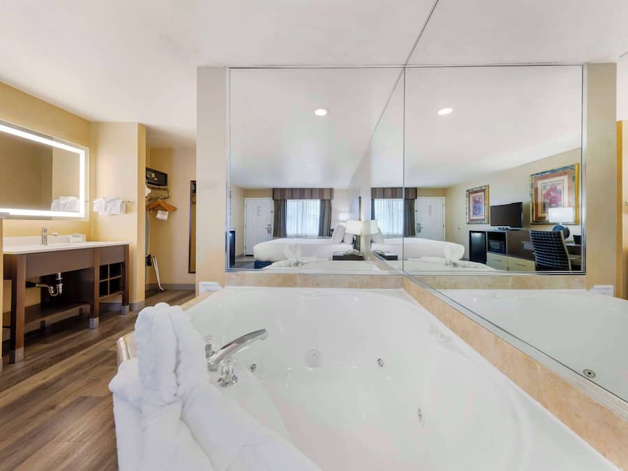 Standard Room, 1 King Bed, Non Smoking, Hot Tub