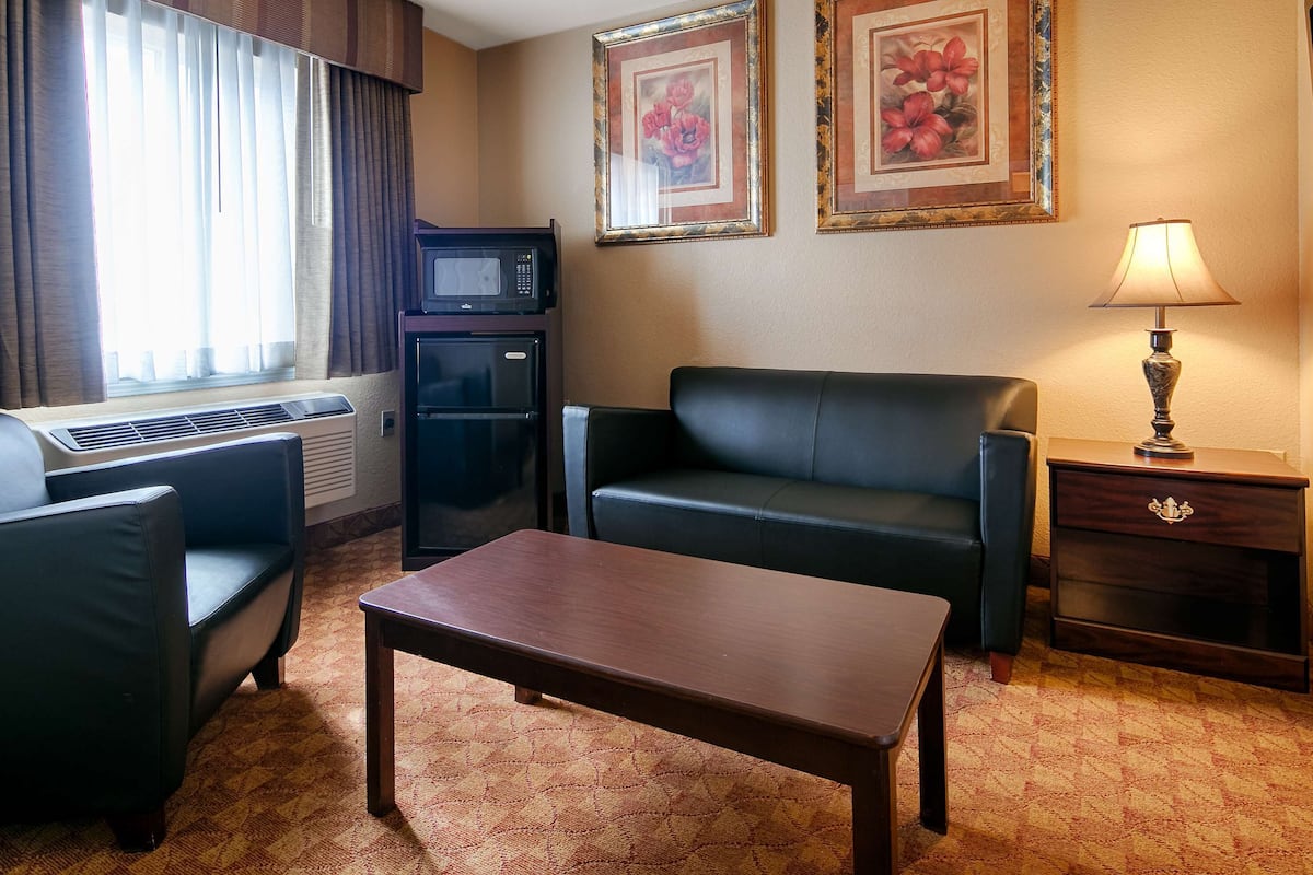 Pillowtop beds, in-room safe, desk, laptop workspace
