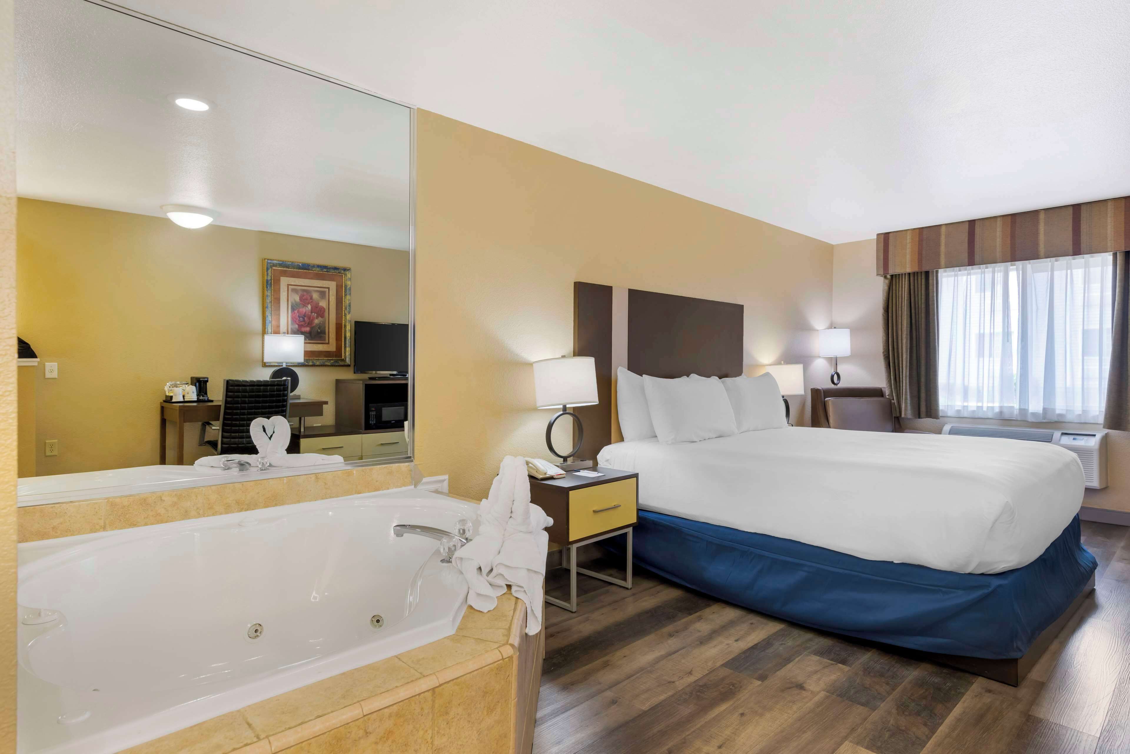 standard room, 1 king bed, non smoking, hot tub | 1 bedroom, pillow-top beds, in-room safe, desk