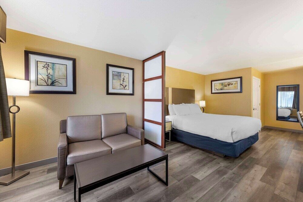 Pillowtop beds, in-room safe, desk, laptop workspace