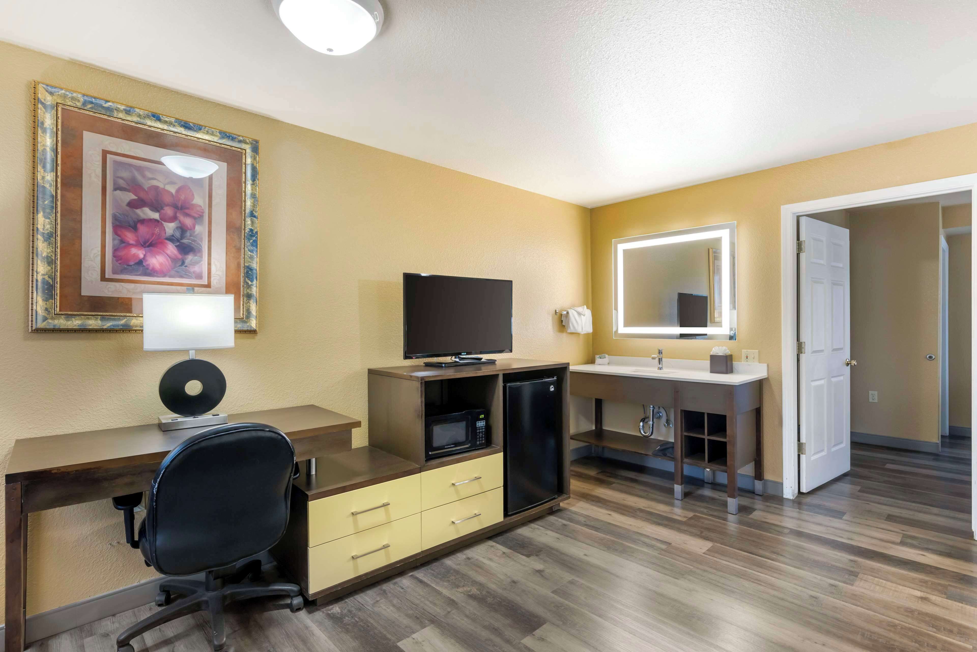 1 bedroom, pillow-top beds, in-room safe, desk