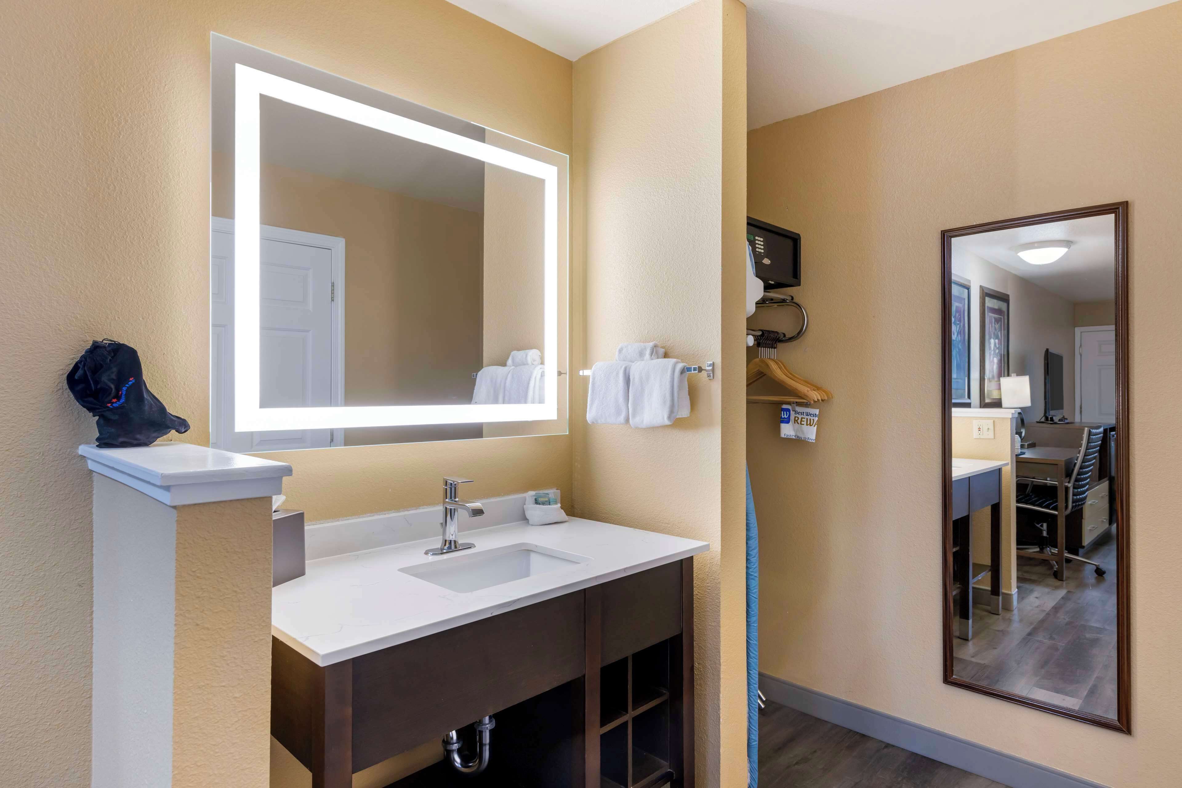 1 bedroom, pillow-top beds, in-room safe, desk