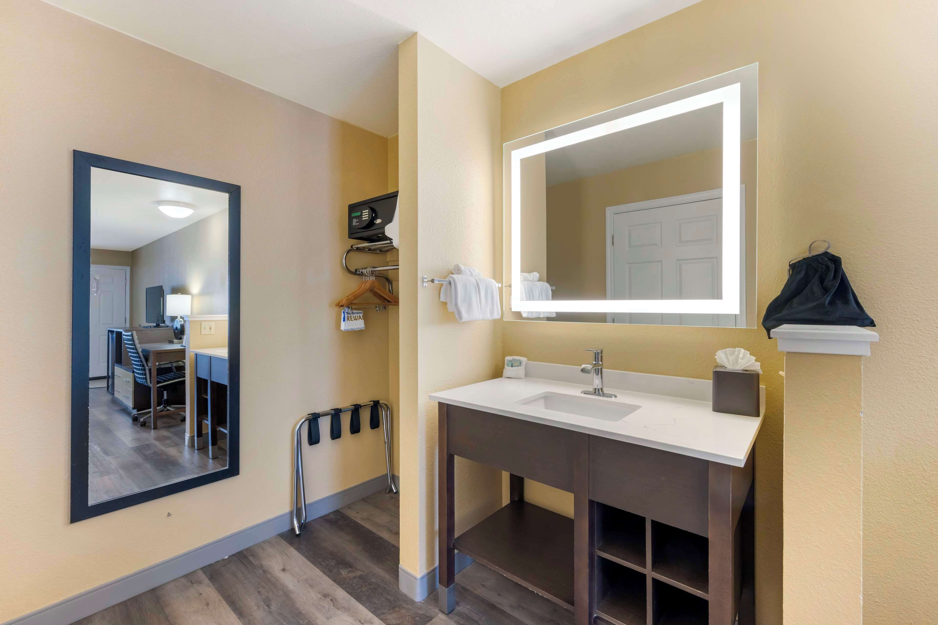 1 bedroom, pillow-top beds, in-room safe, desk