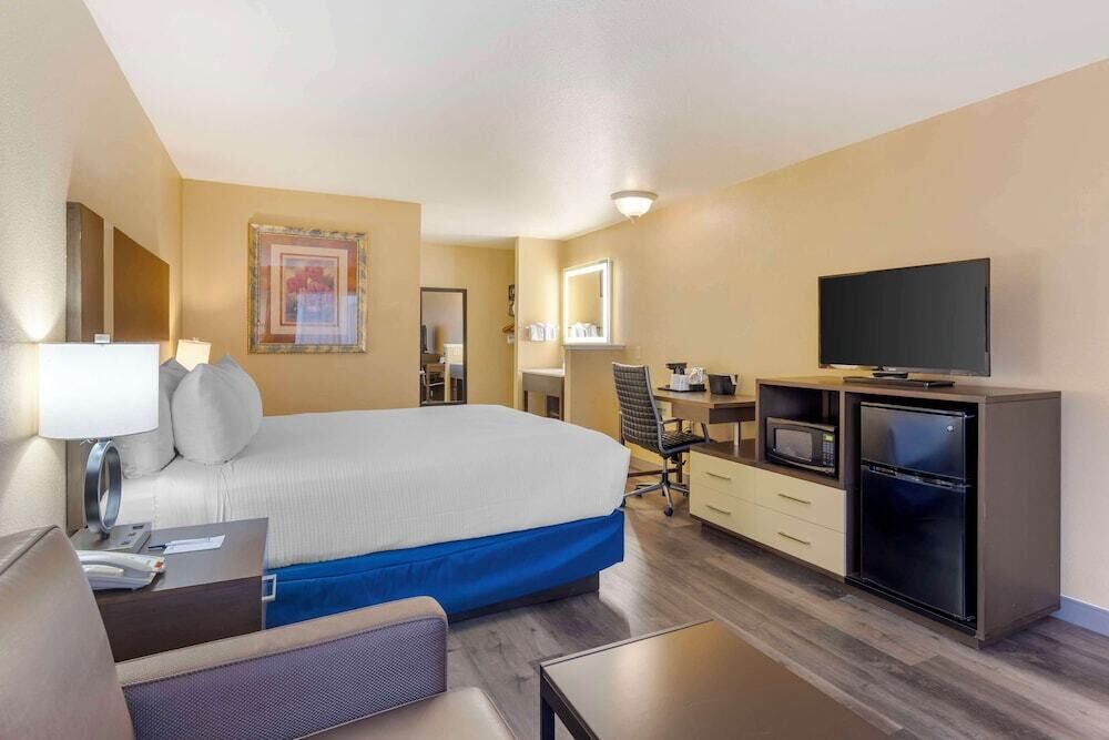 Pillowtop beds, in-room safe, desk, laptop workspace