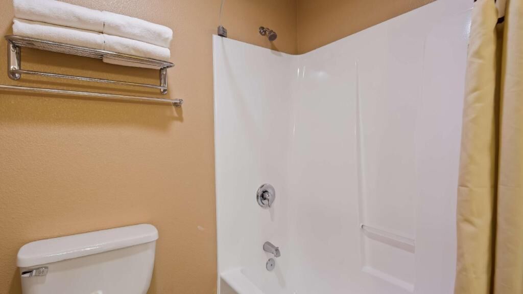 Bathroom | Combined shower/tub, eco-friendly toiletries, hair dryer, towels