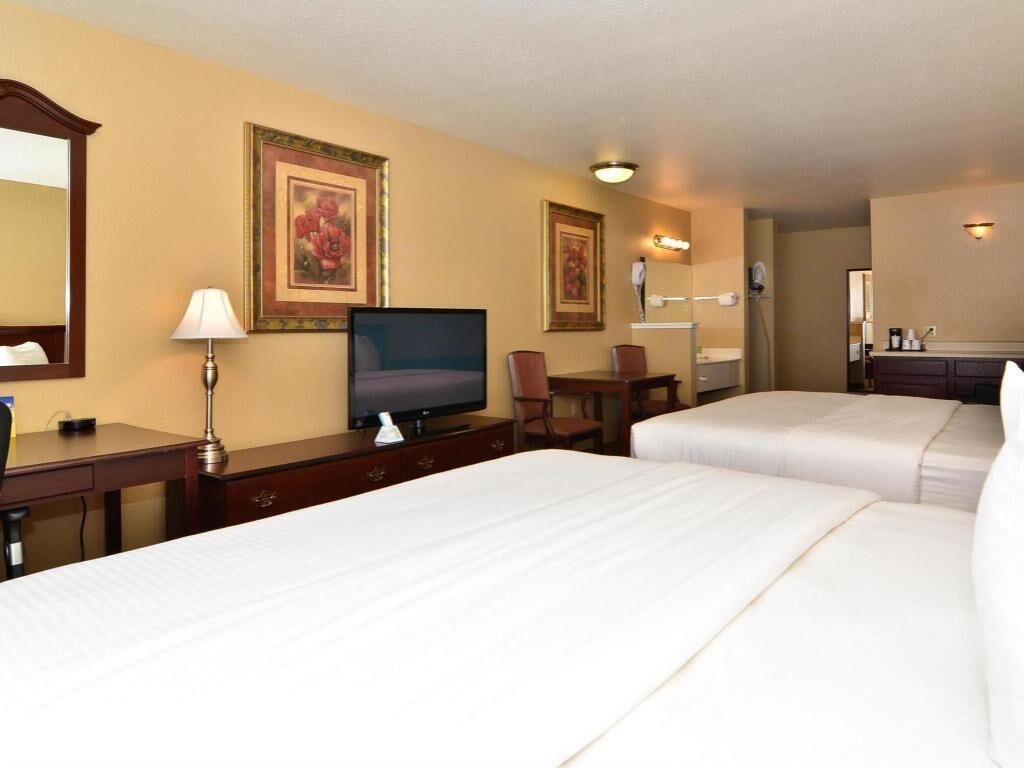 Pillowtop beds, in-room safe, desk, laptop workspace