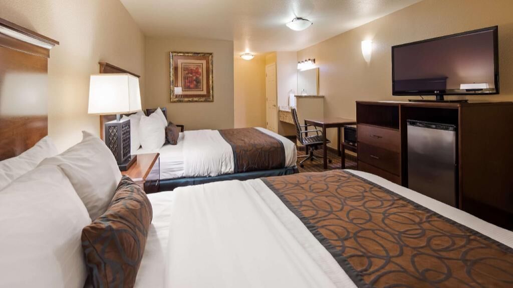 Pillowtop beds, in-room safe, desk, laptop workspace