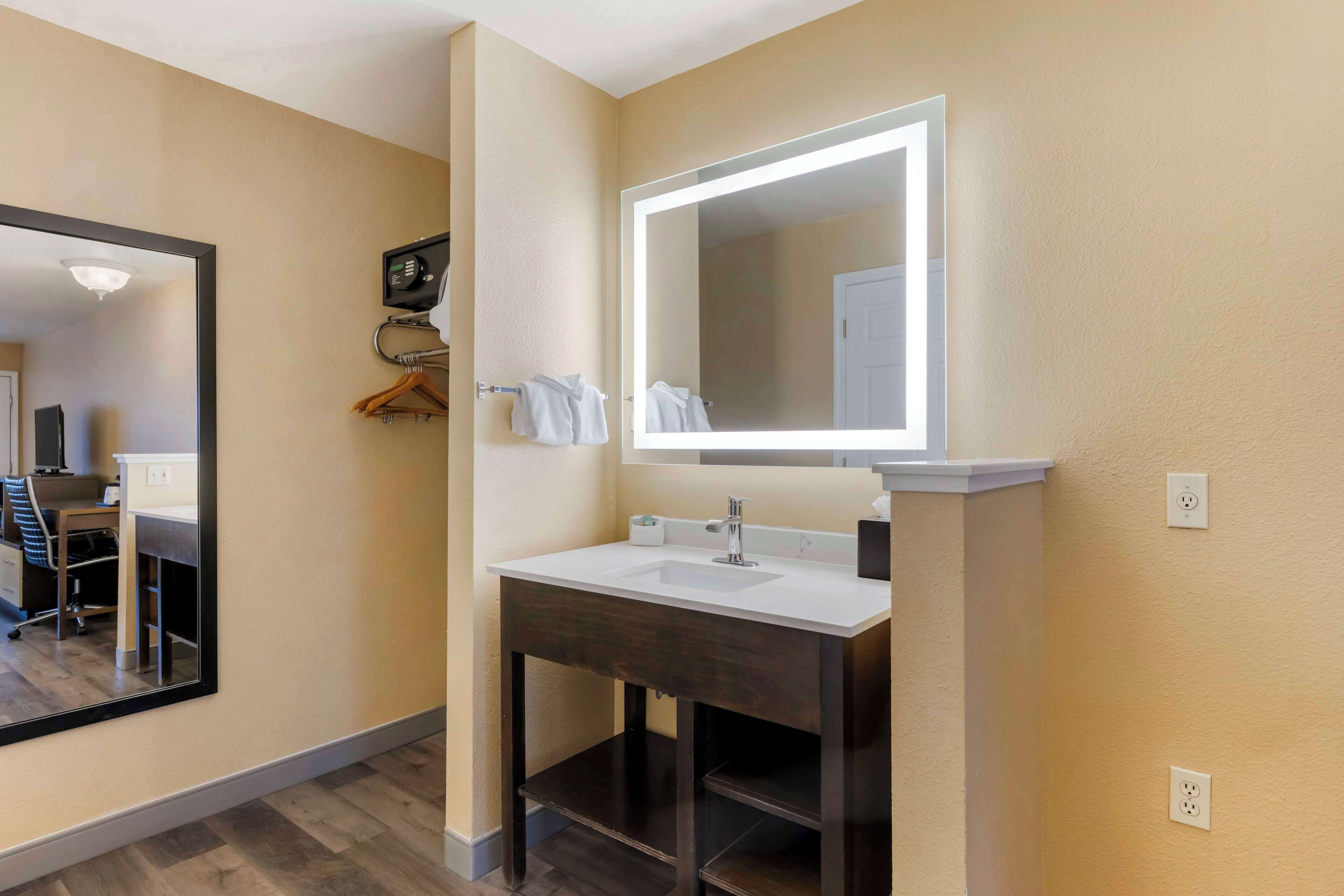 standard room, 1 king bed, non smoking, refrigerator & microwave | 1 bedroom, pillow-top beds, in-room safe, desk