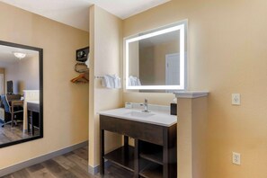 Pillow-top beds, in-room safe, desk, laptop workspace - Best Western Fallon Inn & Suites (Fallon)