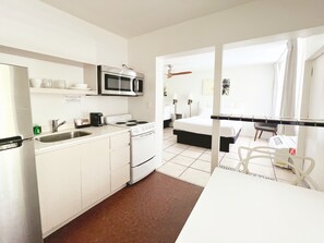 Deluxe Studio, 2 Queen Beds | Private kitchen