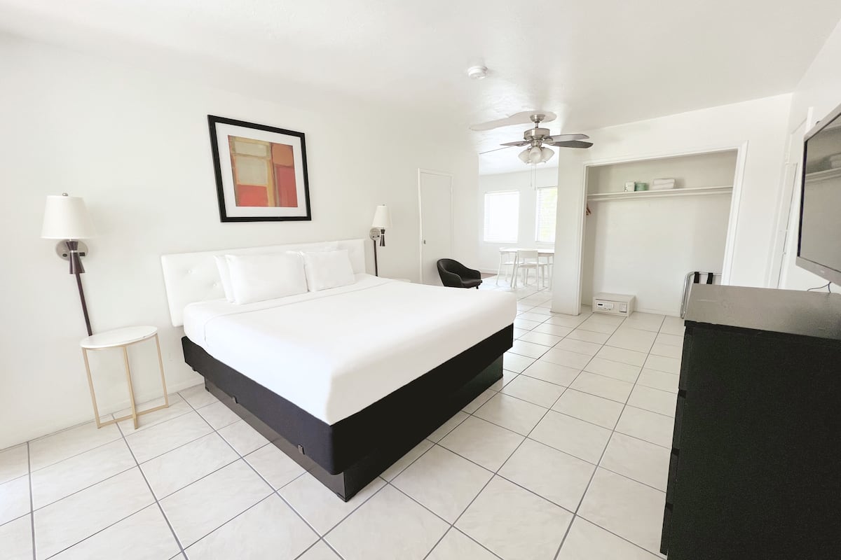 Deluxe Studio, 1 King Bed | In-room safe, individually decorated, individually furnished