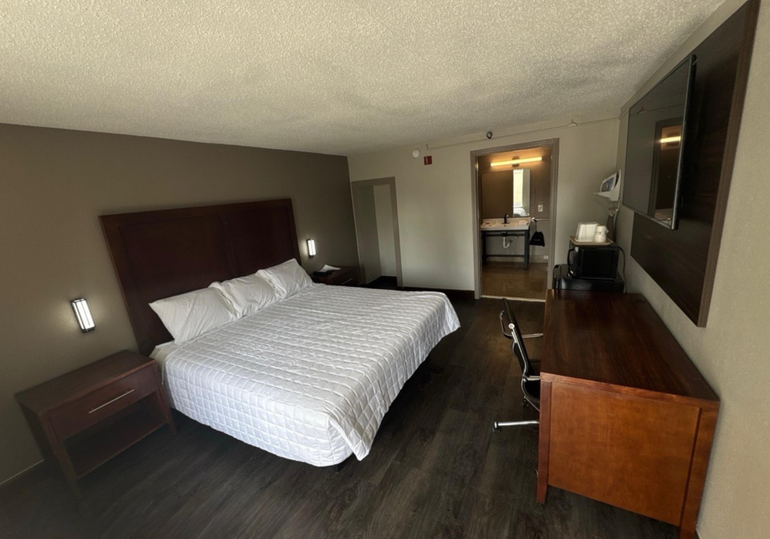 Escritorio, espacio para trabajar con laptop, cortinas blackout y cunas 