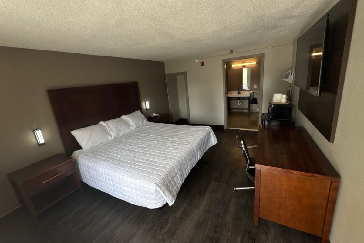 Desk, laptop workspace, blackout drapes, cribs/infant beds