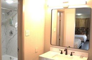 Habitación estándar, 2 camas matrimoniales, para no fumadores | Baño | Tina con regadera, amenidades de baño gratuitas, secadora de cabello 