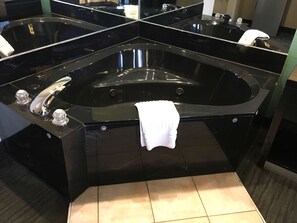 Duş, ücretsiz banyo/kozmetik ürünleri, saç kurutma makinesi, havlu 