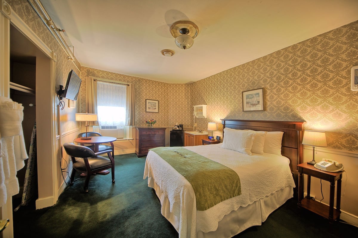 Room (Double bed - shared bath)