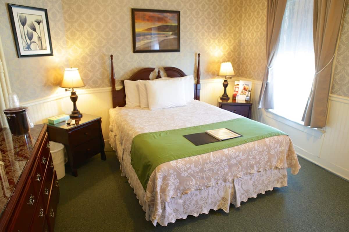 Room (Queen room, private hall bathroom)