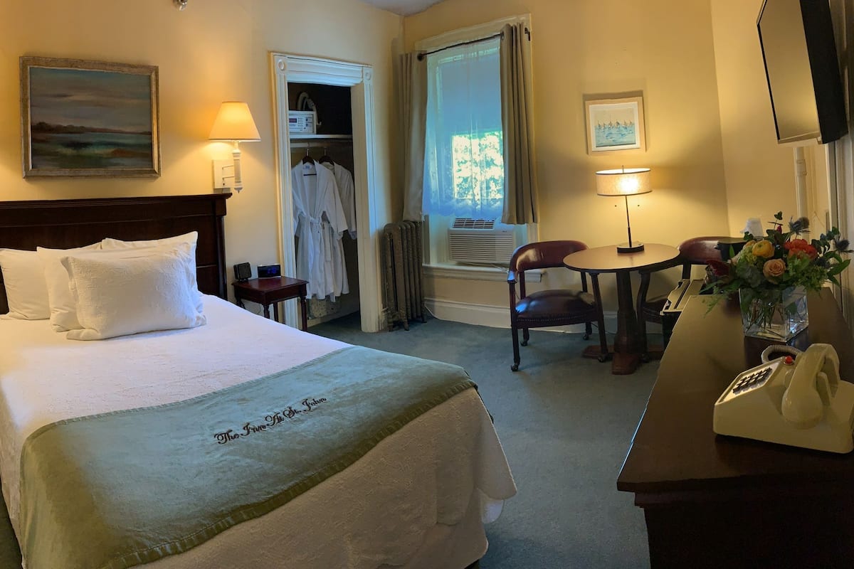 Phòng (Double room, private hall bathroom) | Két bảo mật tại phòng, bàn ủi/dụng cụ ủi quần áo 