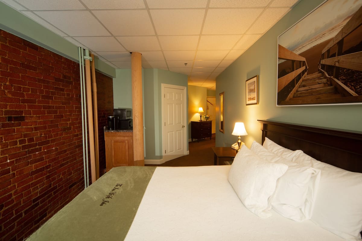 Superior Room, 1 Queen Bed, Jetted Tub (Private bath)