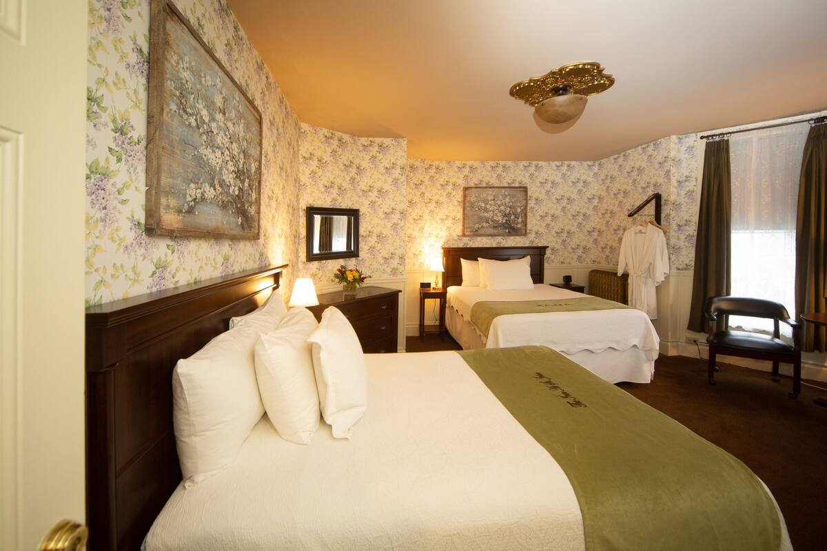 Phòng, 2 giường đôi (One queen one full bed) | Két bảo mật tại phòng, bàn ủi/dụng cụ ủi quần áo 