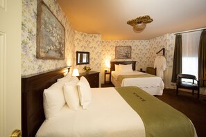 Zimmer, 2 Doppelbetten (One queen one full bed)