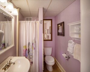 Shower, eco-friendly toiletries, hair dryer, bathrobes - Inn at St John Portland In-Town (Portland)