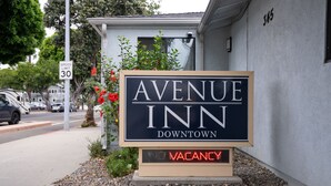 Señal del Avenue Inn Downtown que indica disponibilidad.
