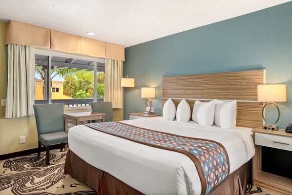 Room, 1 King Bed | Soundproofing, iron/ironing board, free WiFi, bed sheets